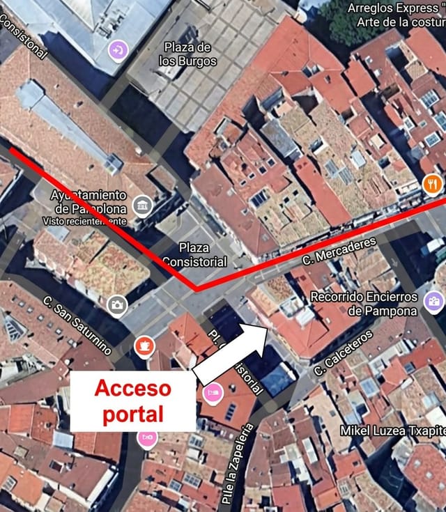 Aerial map of Plaza del Ayuntamiento in Pamplona showing the safe building entrance